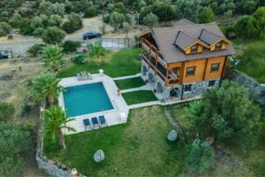 Urla'da 18 Dönüm Arazi Üzerine Kurulmuş Çiftlik