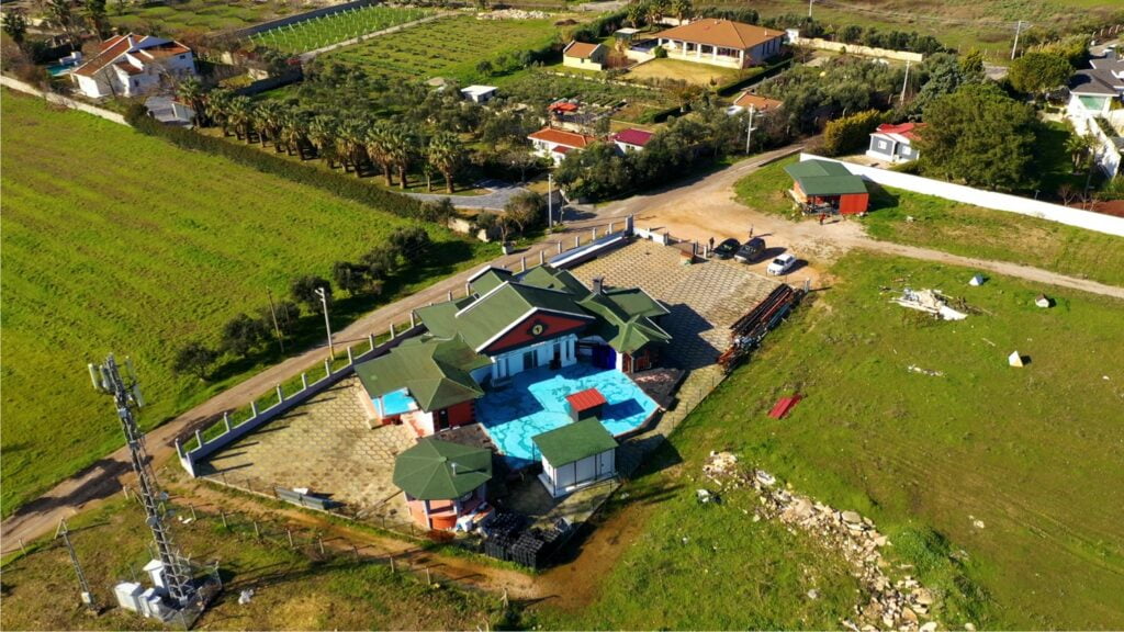 Üç Dönüm İçinde 210 M2 Kapalı Alanlı İş Yeri