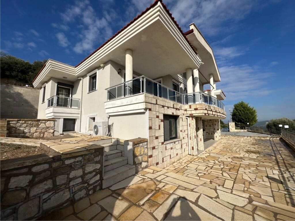 Urla’da Satılık Müstakil Villa ve Çiftlik Evi