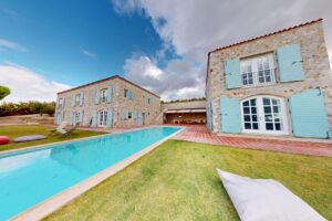 Çeşme'de Satılık Eşsiz Çiftlik Evi