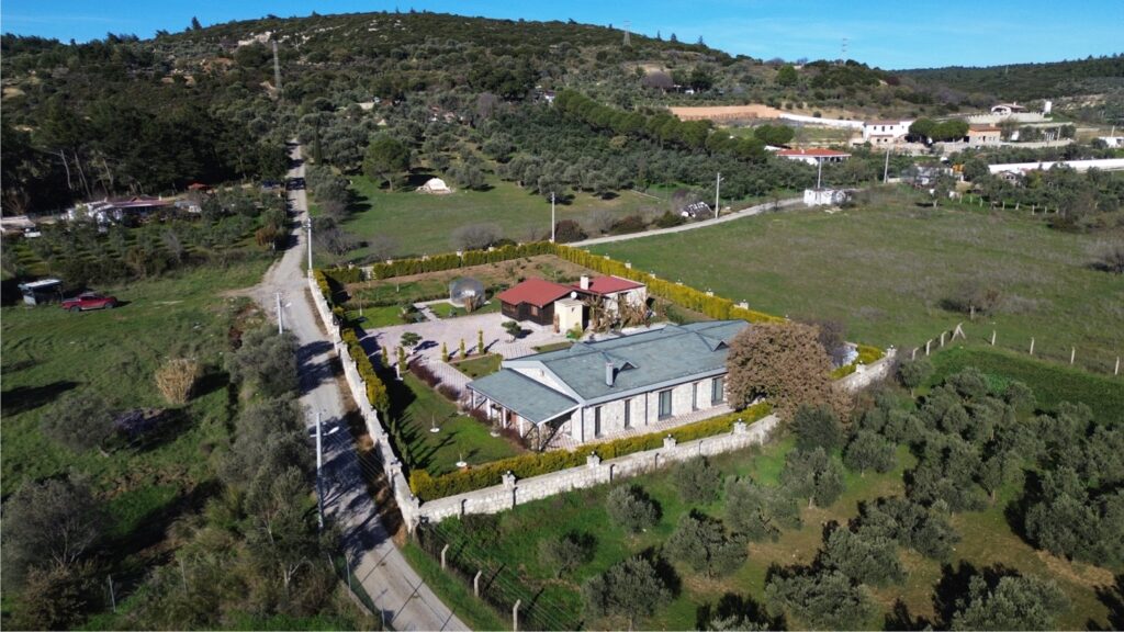 Urla’da Satılık 2713 m2 Bahçeli Müstakil Ev ve Taş Çiftlik