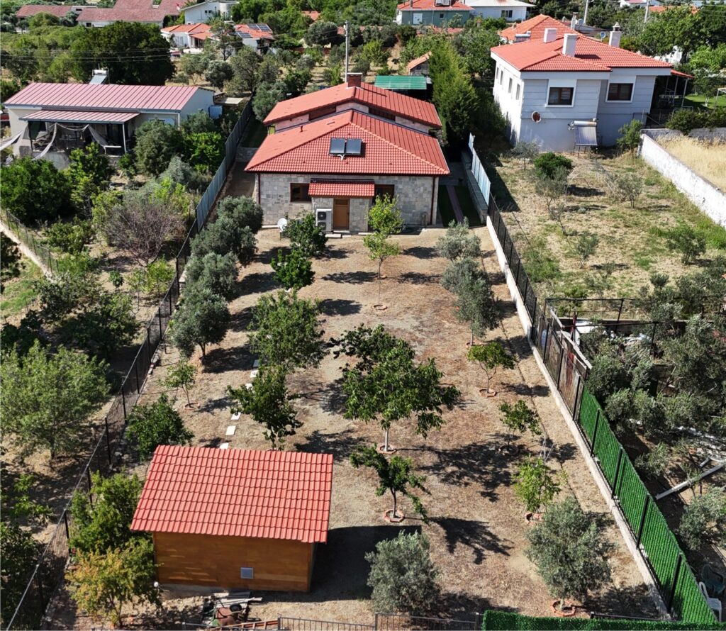 Urla Satılık Müstakil Ev: Bademler’de Eşyalı, Yerden Isıtmalı Otantik Taş Ev