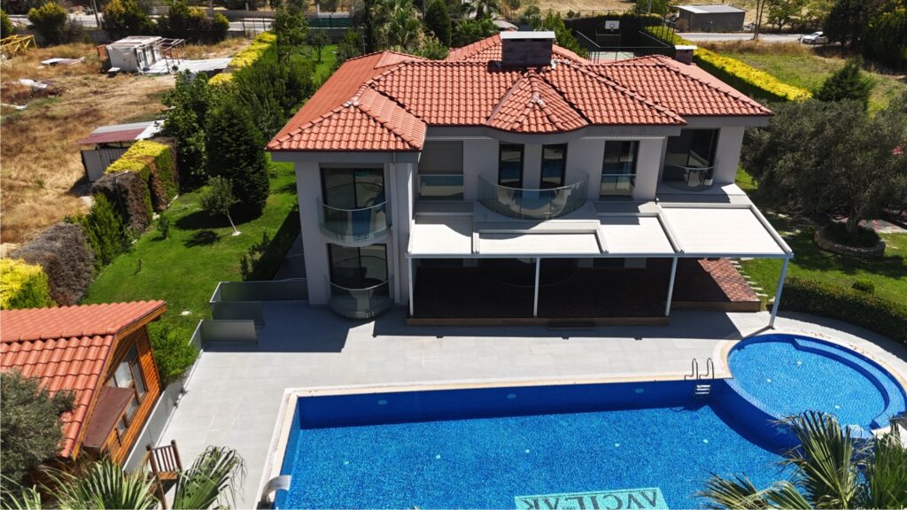 Urla Satılık Müstakil Ev Yarı Olimpik Havuzlu Malikane