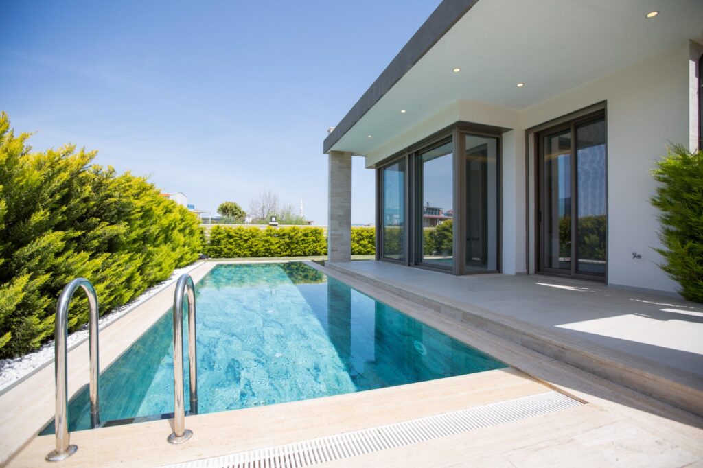 Geleceğin teknolojisiyle donatılmış havuzlu Urla satılık villa