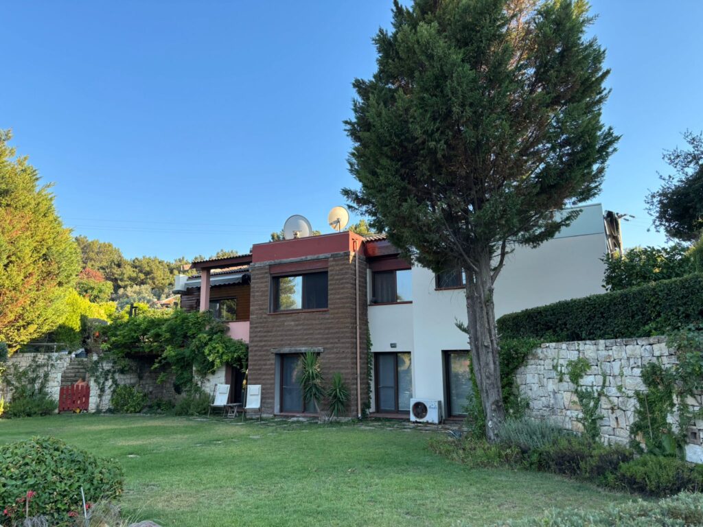 Ödüllü Tasarım ve 1 Dönüm Bahçeli Urla’da Eşsiz Bir Satılık Villa