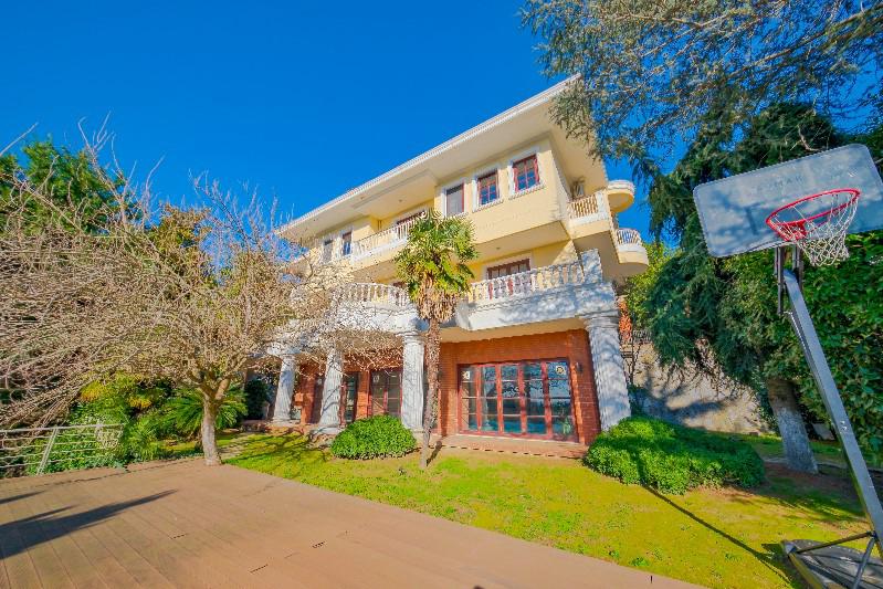 Geniş Arsa İçinde, Yüksek Konumlu ve Ferah Villa