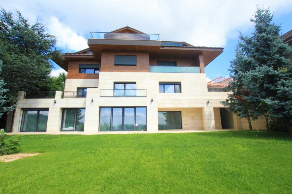 Özel Mimarili, Geniş Yaşam Alanlı ve Manzaralı Villa