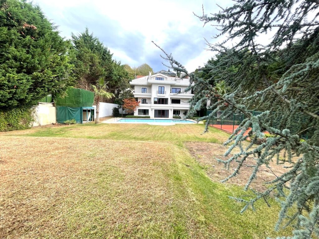 Acarkent’te Büyük ve Düz Bahçeli B Tipi Villa