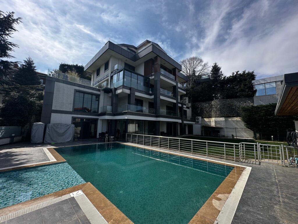 Acarkent’te Çift Kullanımlı Büyük Villa