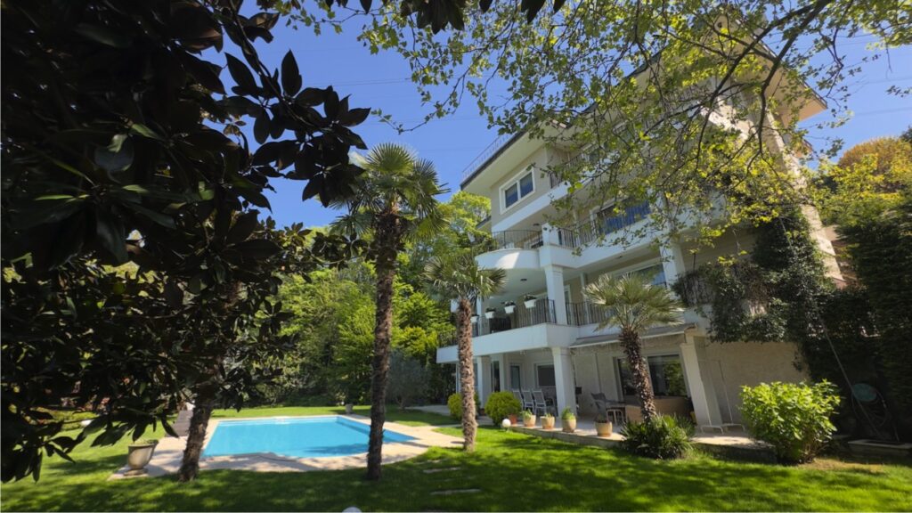 Doğal Bahçesiyle Ayrışan, Geniş Arsalı Villa