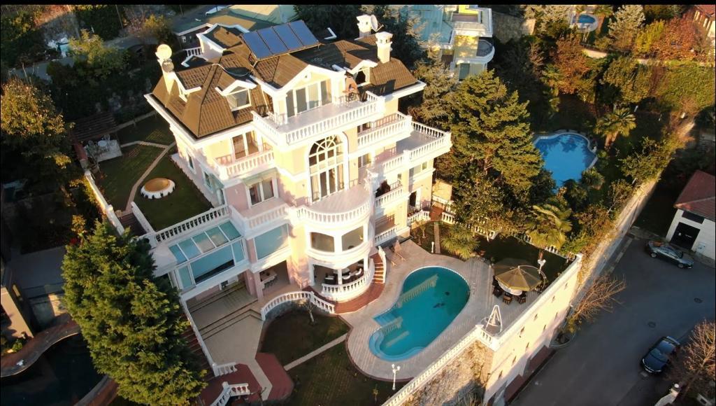 Yüksek Konum, Açık Görüş ve Geniş Yaşam Alanlı Villa