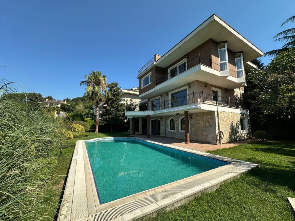 Gün Boyu Işık Alan, Havuzlu Villa