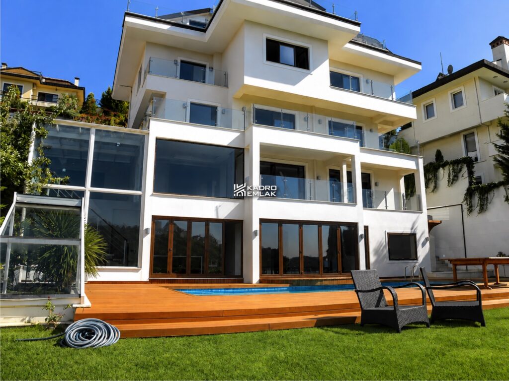 Beykoz Konakları Manzaralı, Havuzlu ve Müştemilatlı Satılık Villa