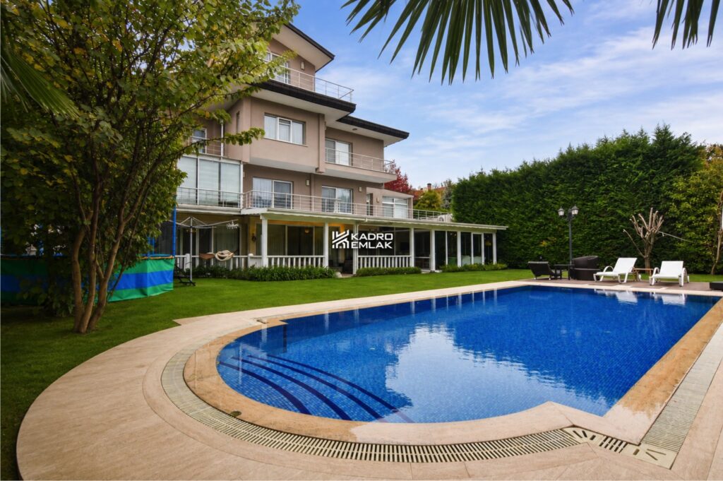 Baştan Sona Yenilenmiş 800 m² Acarkent Villası